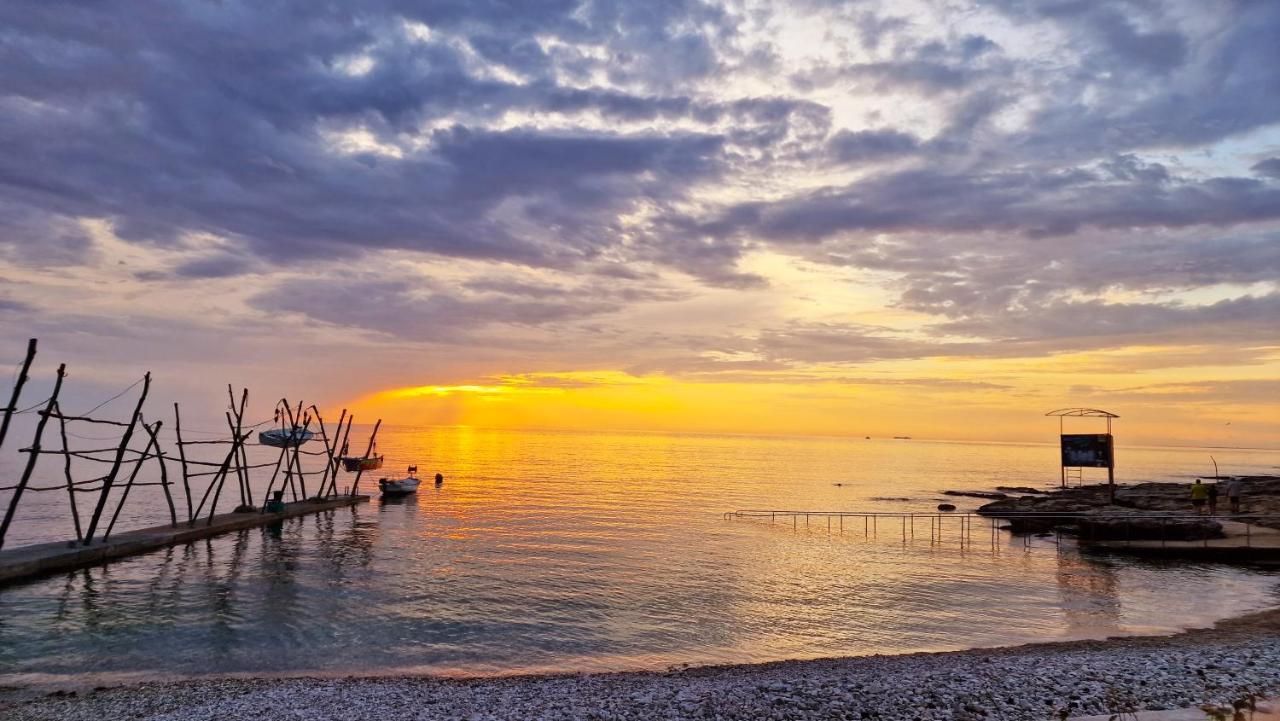 Villa Azzurra Basanija Luaran gambar